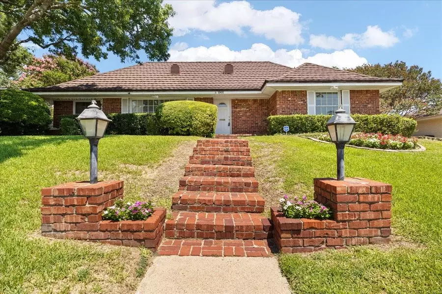 1901 Dakar Road W, Fort Worth, TX 76116