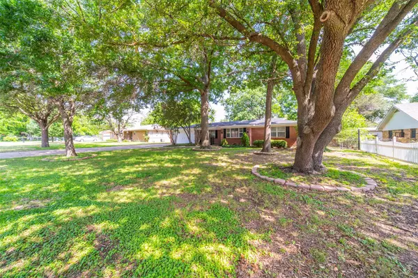 713 Plaza Drive, Fort Worth, TX 76140