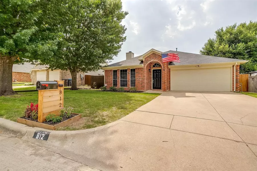 812 Voltamp Drive, Fort Worth, TX 76108