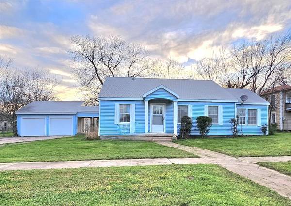 904 4th Avenue, Mineral Wells, TX 76067