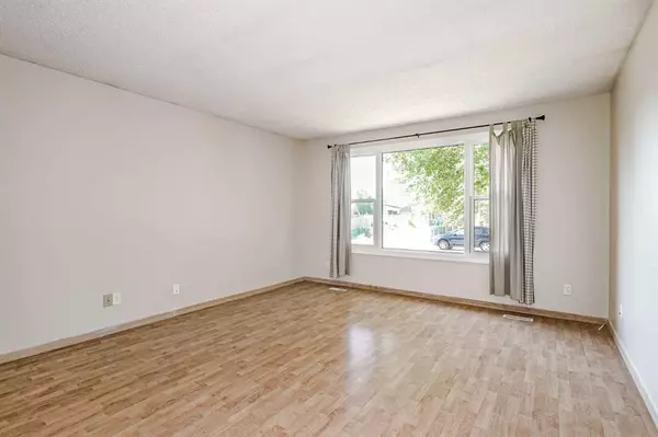 Calgary, AB T2J 4T3,506 Queensland PL SE