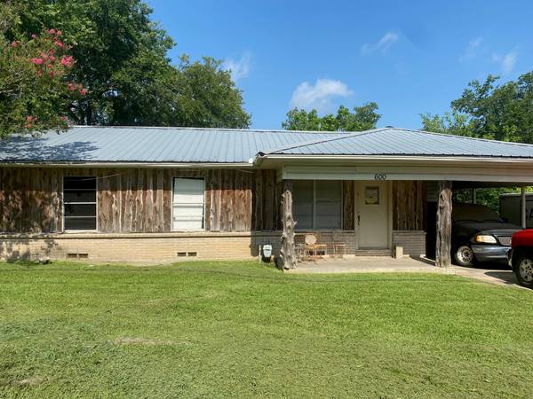 600 S Santa Fe Street, Wolfe City, TX 75496