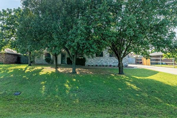 1219 N Saint James Road, Pilot Point, TX 76258