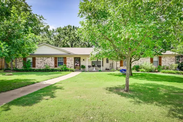 212 Shadowoak Drive, Burleson, TX 76028