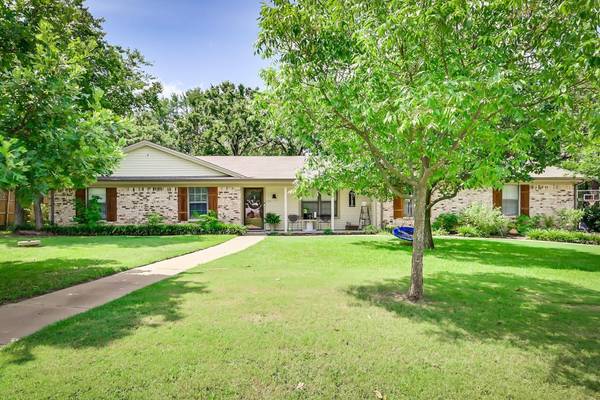 212 Shadowoak Drive,  Burleson,  TX 76028