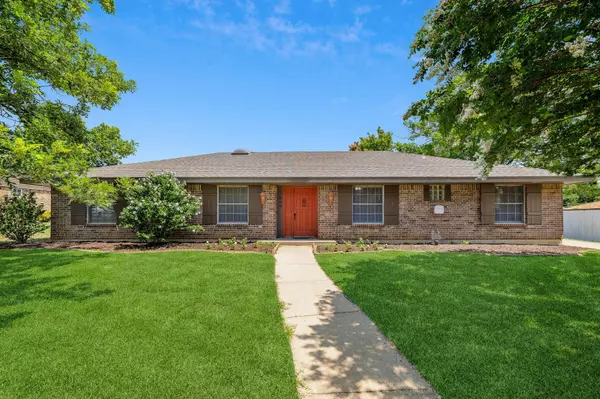 1005 Rocky Canyon Road, Arlington, TX 76012