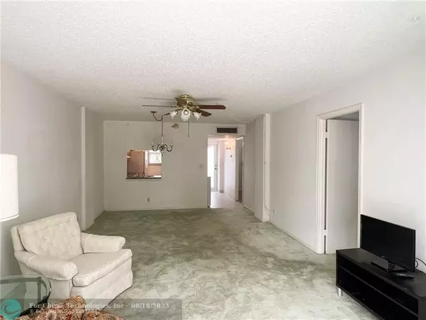 Oakland Park, FL 33309,115 Royal Park Dr  #2G