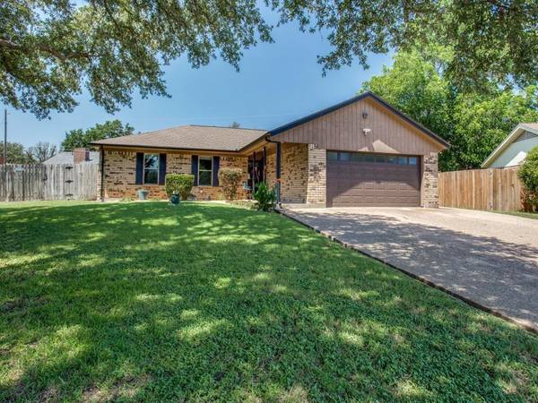 1004 Hyde Park Court, Cleburne, TX 76033