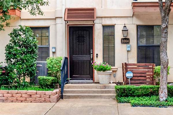 1004 Pavillion Street,  Dallas,  TX 75204