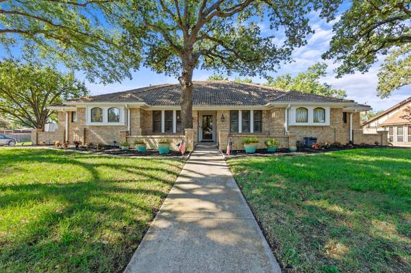 401 Mayfair Court, Hurst, TX 76054