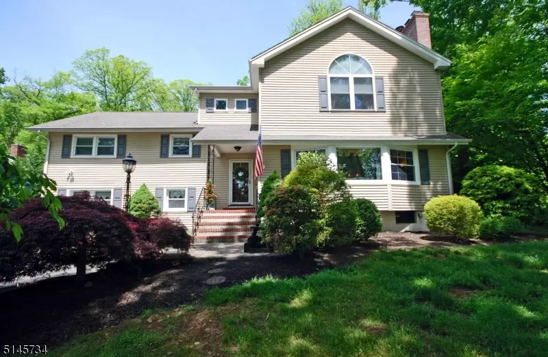 212 Mountain Pkwy, Green Brook Twp., NJ 08812