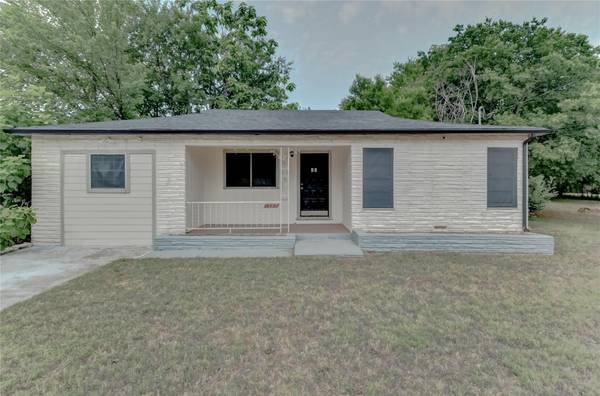 1025 Wade Hampton Street, Benbrook, TX 76126