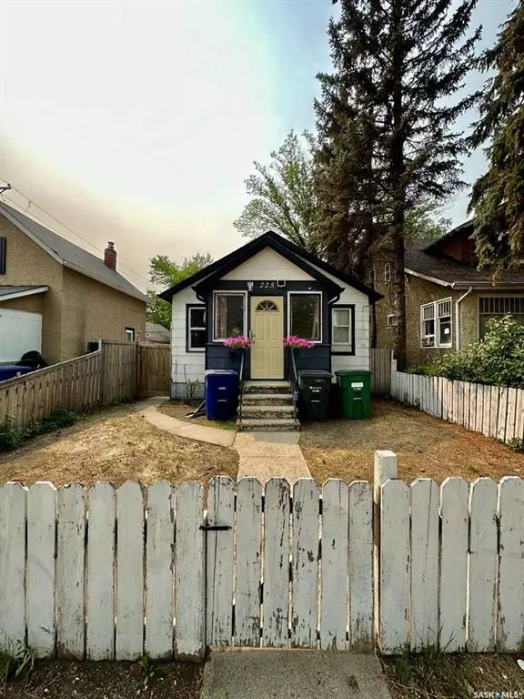 225 F AVENUE S, Saskatoon, SK S7M 1S9