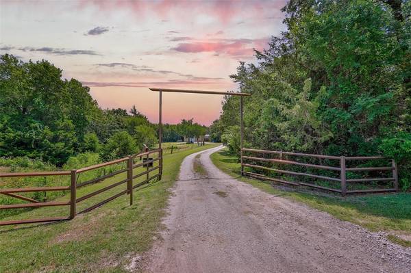 950 Prairie Grove Road,  Valley View,  TX 76272