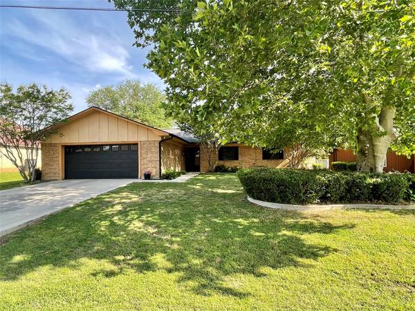 302 Half Moon Way, Runaway Bay, TX 76426