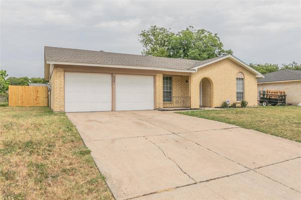 3241 Centennial Road, Forest Hill, TX 76119