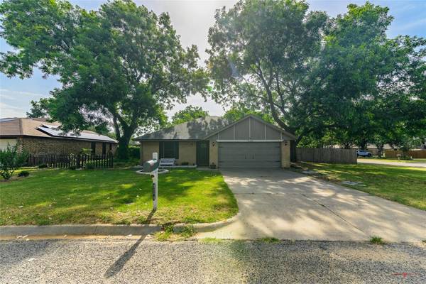 520 Casa Linda Street,  Joshua,  TX 76058