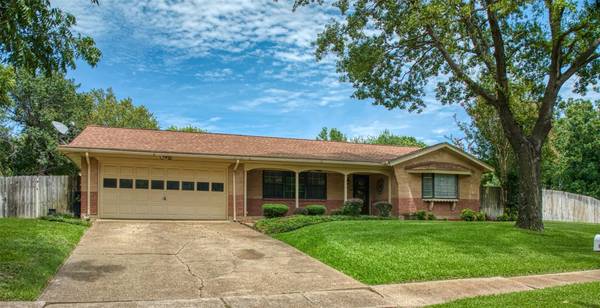 545 Lakeshore Drive, Ennis, TX 75119