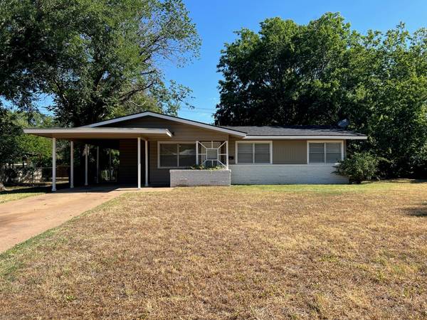 1303 Rolling Hills Drive, Graham, TX 76450