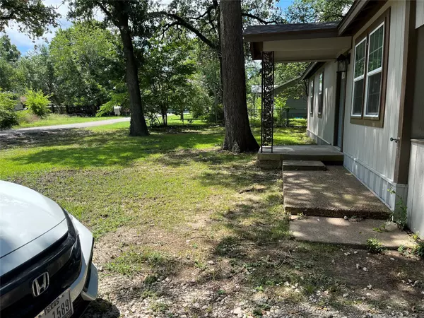 East Tawakoni, TX 75472,762 E Oak Leaf Trail E