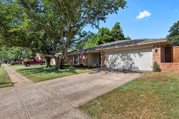 1209 Meadowview Drive, Euless, TX 76039