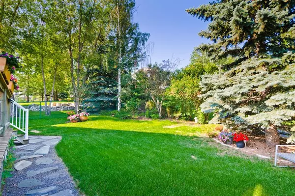 Calgary, AB T3B 5T4,13 Valley Ponds CRES NW