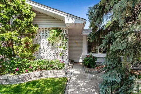 Calgary, AB T2J 1J6,10536 Waneta CRES SE