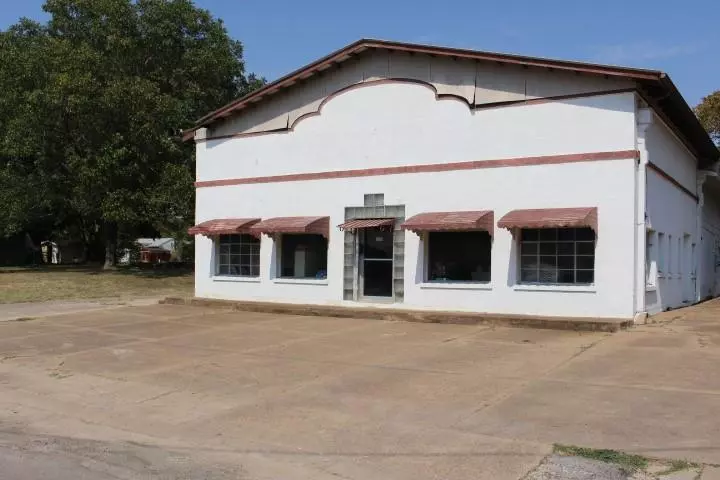 812 W 7th St, Bonham, TX 75418