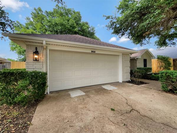 905 Springleaf Lane, Arlington, TX 76018