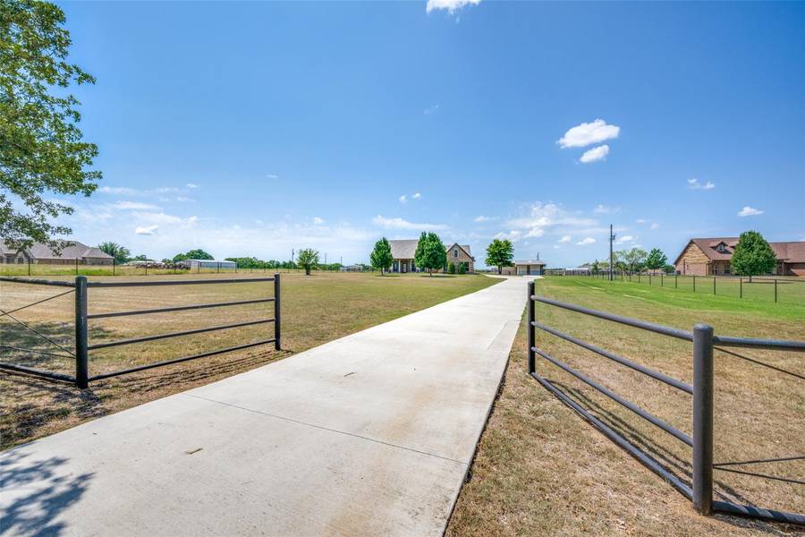 969 County Road 4371, Decatur, TX 76234