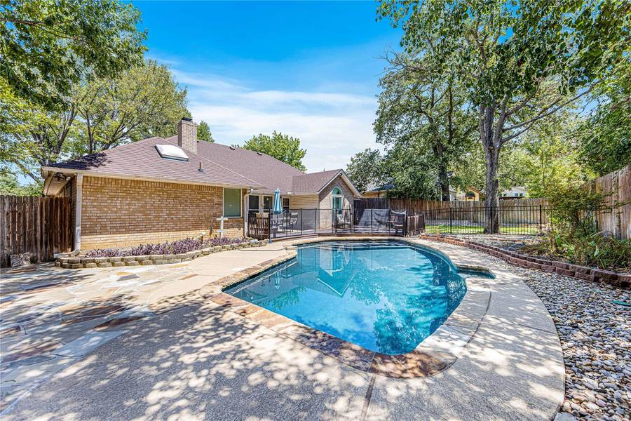 801 Glenn Drive, Euless, TX 76039