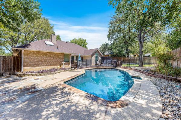 801 Glenn Drive, Euless, TX 76039