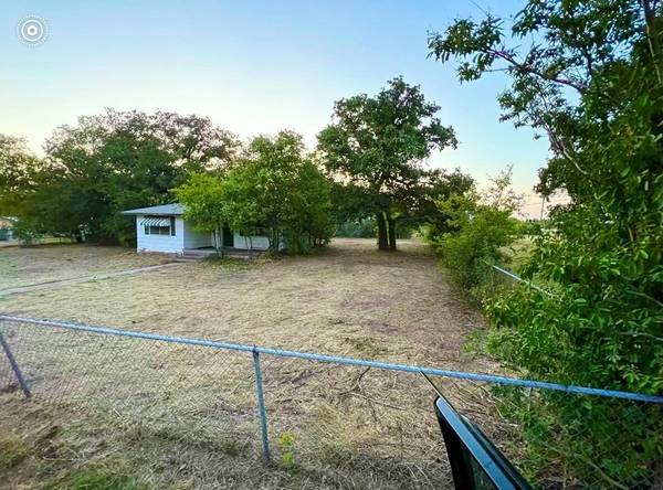 4717 Thompson Avenue,  Grandview,  TX 76050