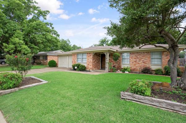 720 Oakwood Avenue, Hurst, TX 76053