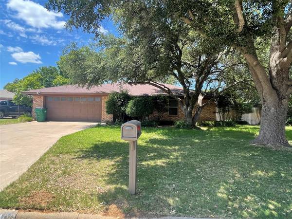 1406 Los Colinos Court, Graham, TX 76450