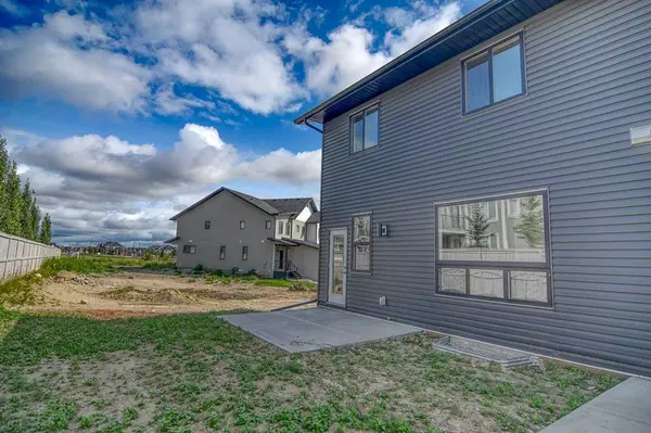 Airdrie, AB T4B 5H7,656 South Point Heath SW