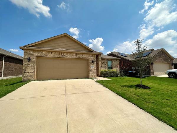 312 Marble Creek Drive, Fort Worth, TX 76131