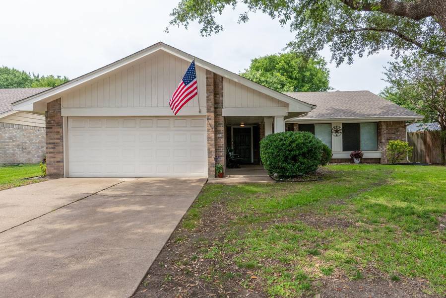 2502 Clayton Oaks Drive, Grand Prairie, TX 75052