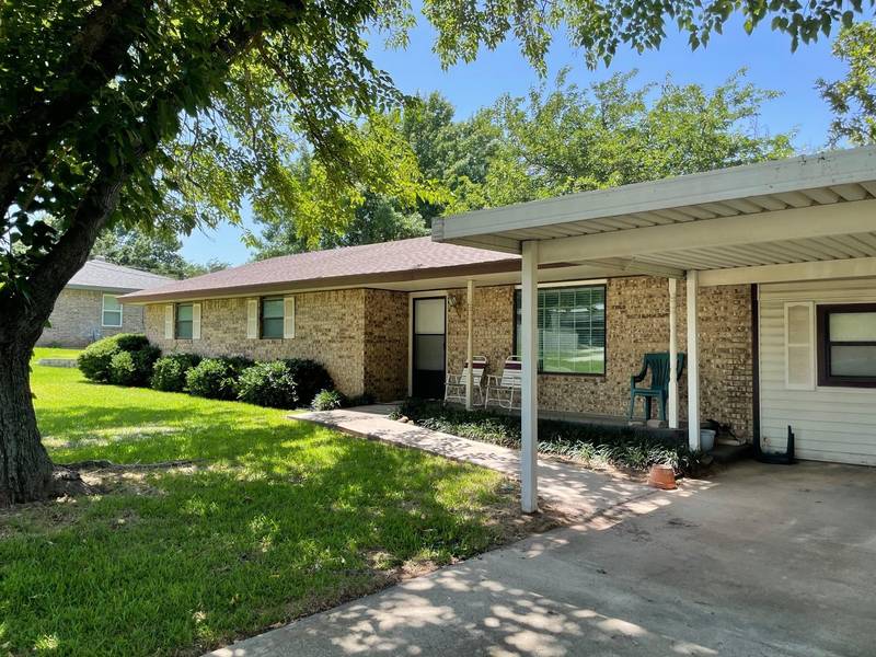 902 Zahara Street, Bowie, TX 76230