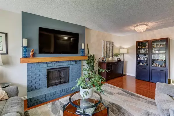 Calgary, AB T3K 1R5,27 Bearberry PL NW