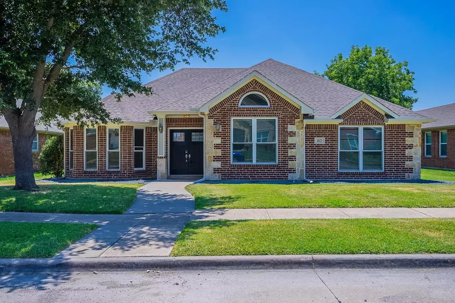 4822 Crestpoint Lane, Garland, TX 75043