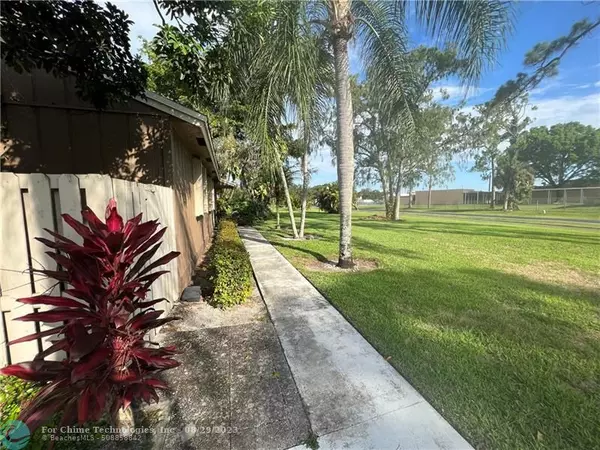 Boca Raton, FL 33428,22251 WOODSPRING DR  #74E