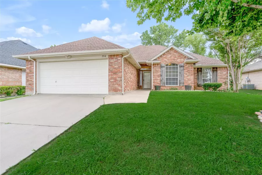 704 High Eagle Drive, Arlington, TX 76001