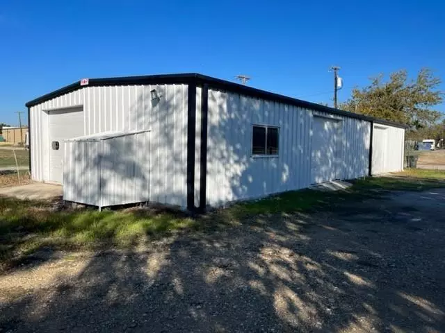 306 W Oak Avenue, Comanche, TX 76442