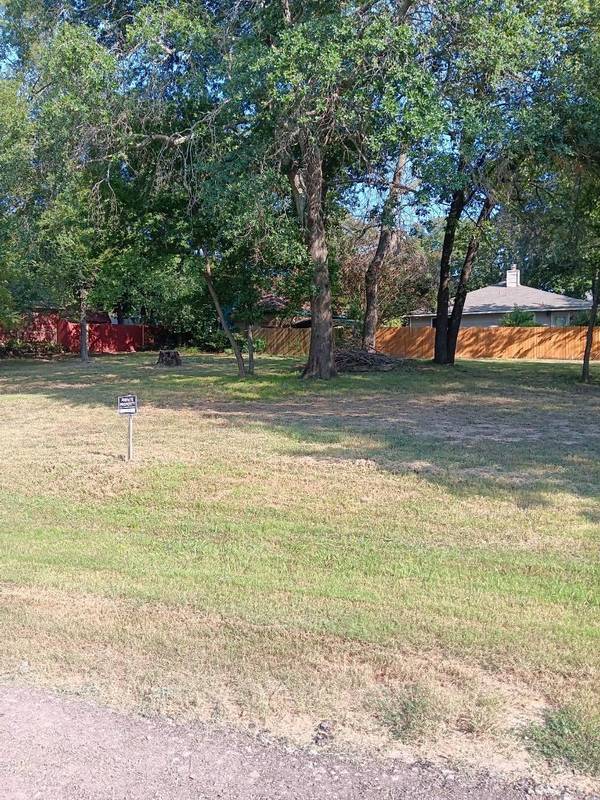 825 Shoreline Drive, West Tawakoni, TX 75474