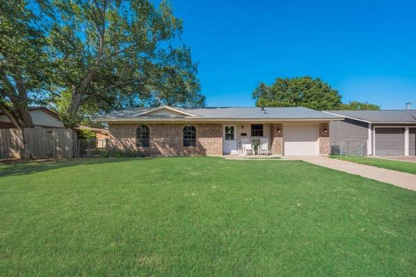 644 NW King Street, Burleson, TX 76028