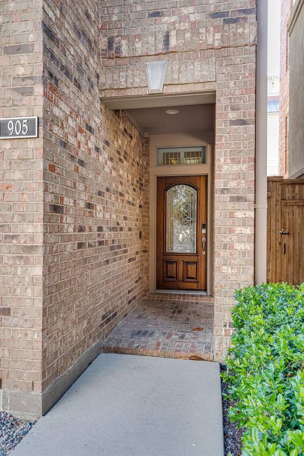 905 Marilla Court,  Dallas,  TX 75201