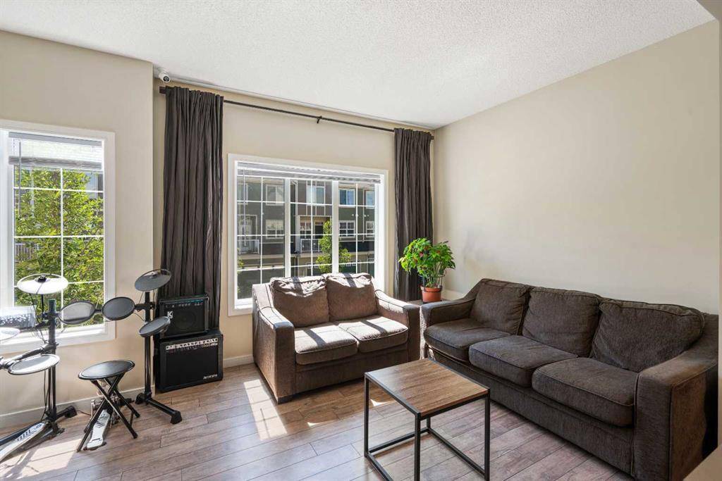 Calgary, AB T3M 2G8,422 Marquis LN SE