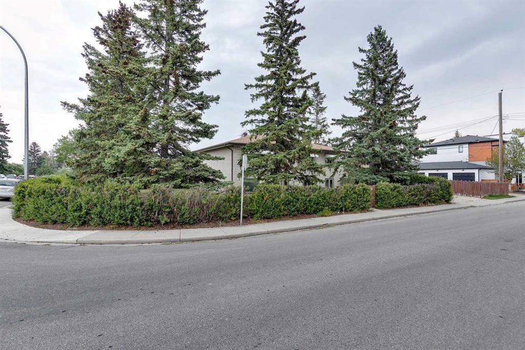 Calgary, AB T3E 0T3,3916 30 AVE SW