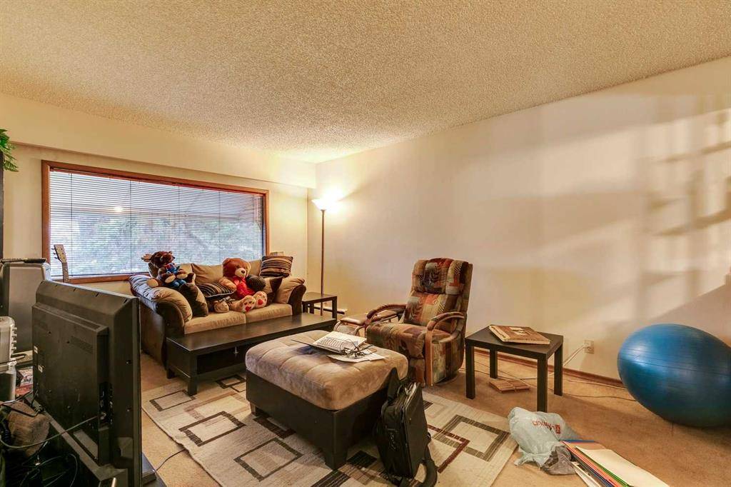 Calgary, AB T3E 0T3,3916 30 AVE SW